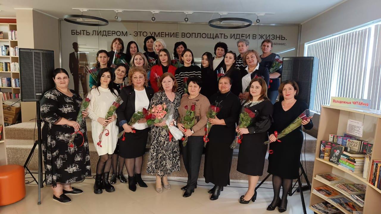 В центральной модельной библиотеке состоялся круглый стол «Искусство быть мамой», организованный Союзом женщин города Адыгейска к Дню матери.