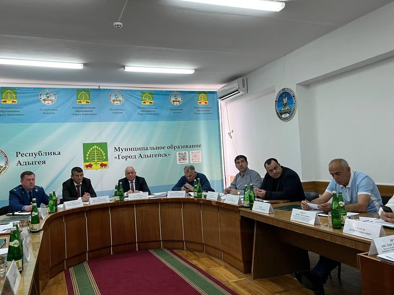 В городской администрации сегодня состоялась очередная сессия Совета народных депутатов.