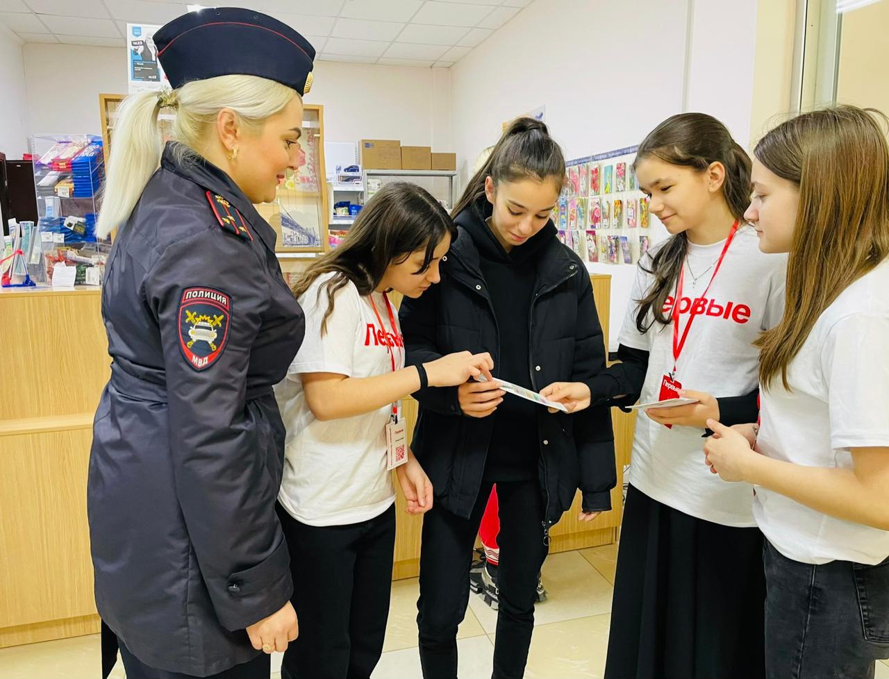 Госавтоинспекторы и волонтеры провели правовой ликбез с посетителями Почты России